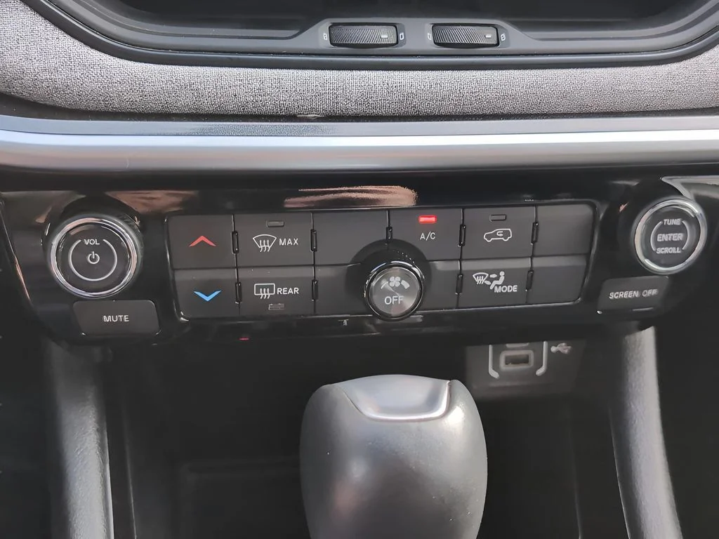 Used 2024 Bright White Clearcoat Jeep Latitude image 18