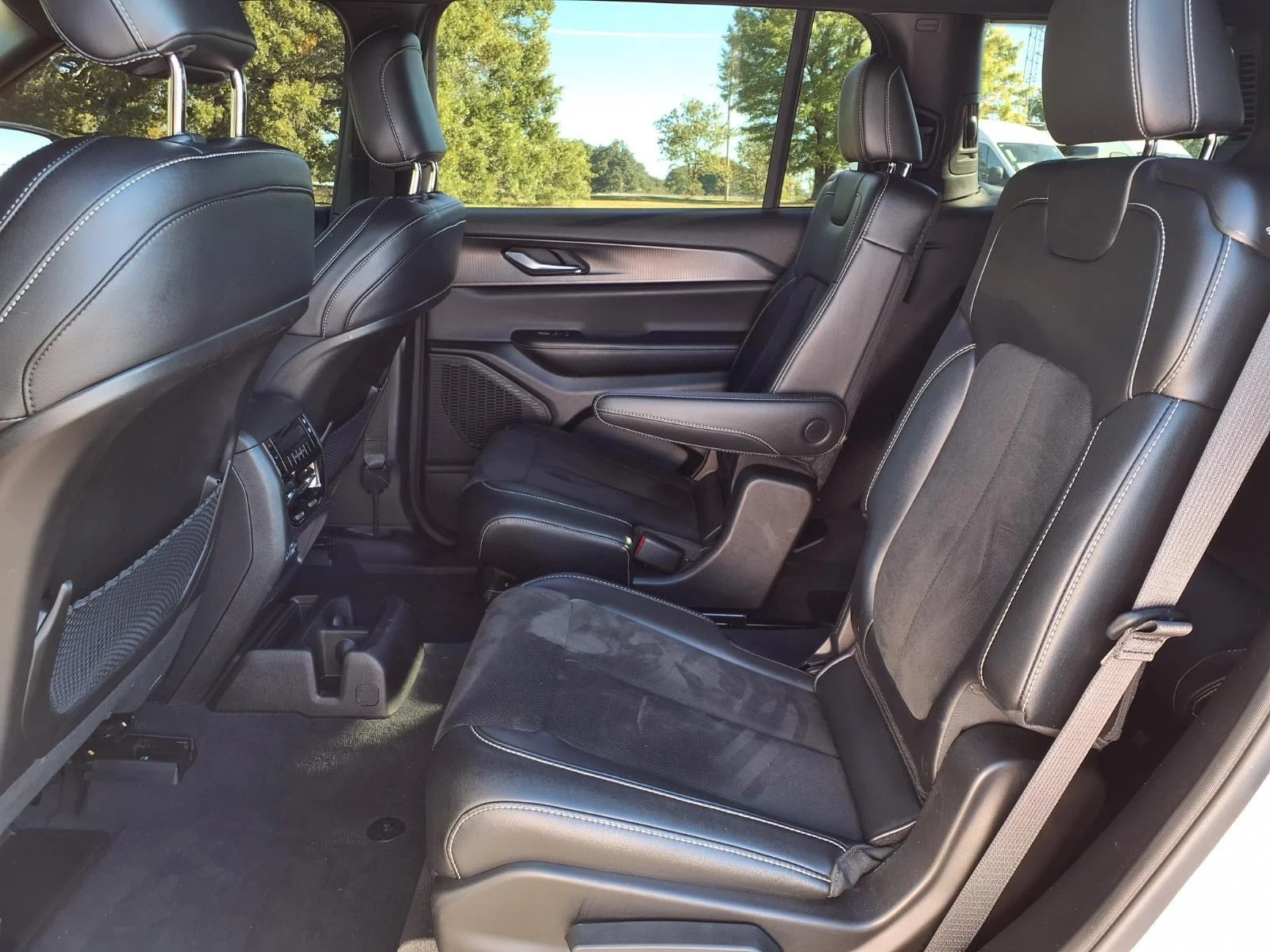 Used 2023 Silver Zynith Jeep Altitude image 23