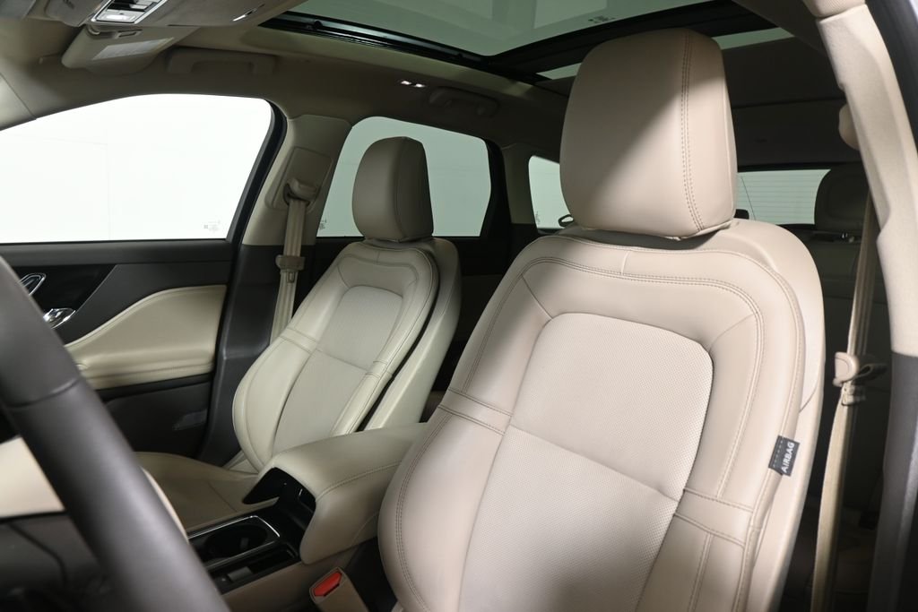 Used 2024 White Lincoln Premiere image 16