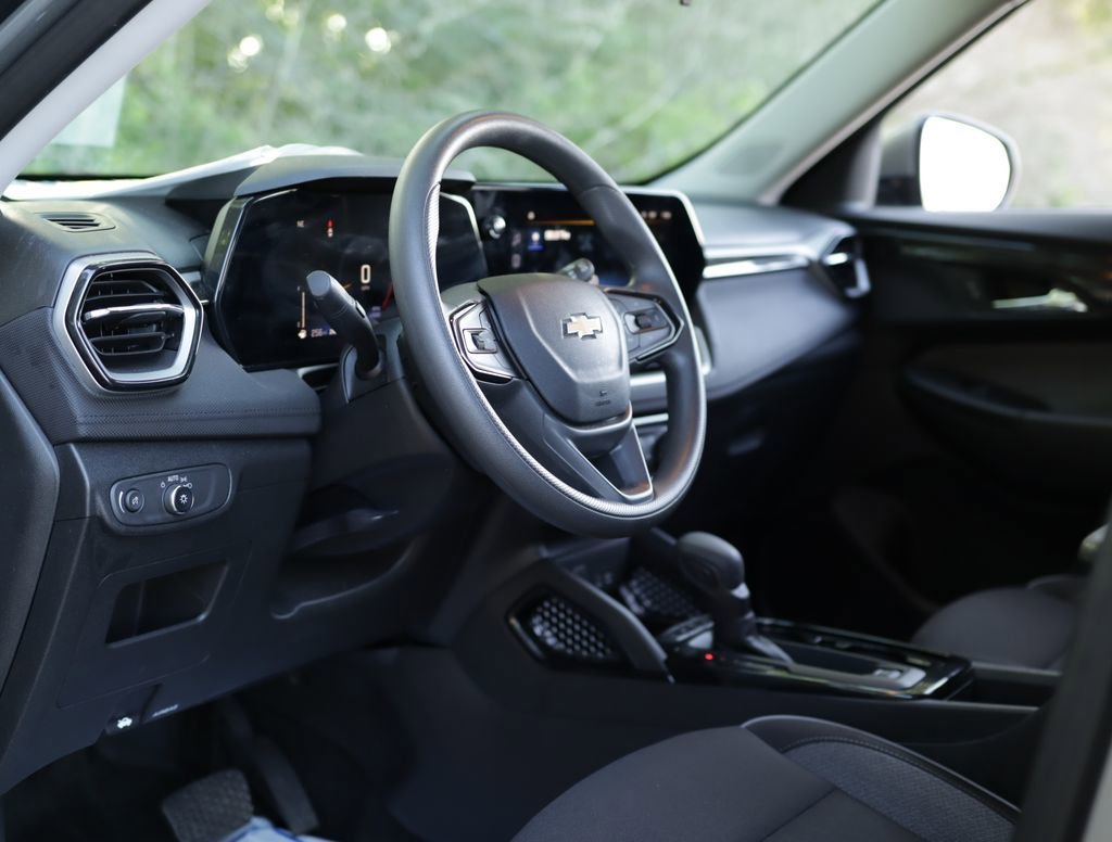 Used 2025 Sterling Gray Metallic Chevrolet LT image 9