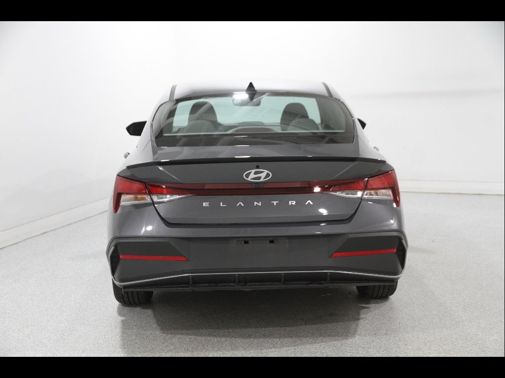2025 Hyundai Elantra SEL - Photo 18