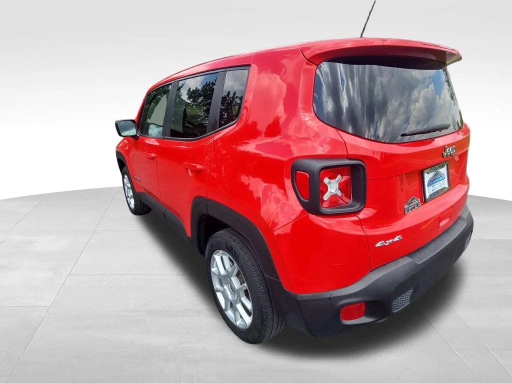 Used 2023 Red Jeep Latitude image 13