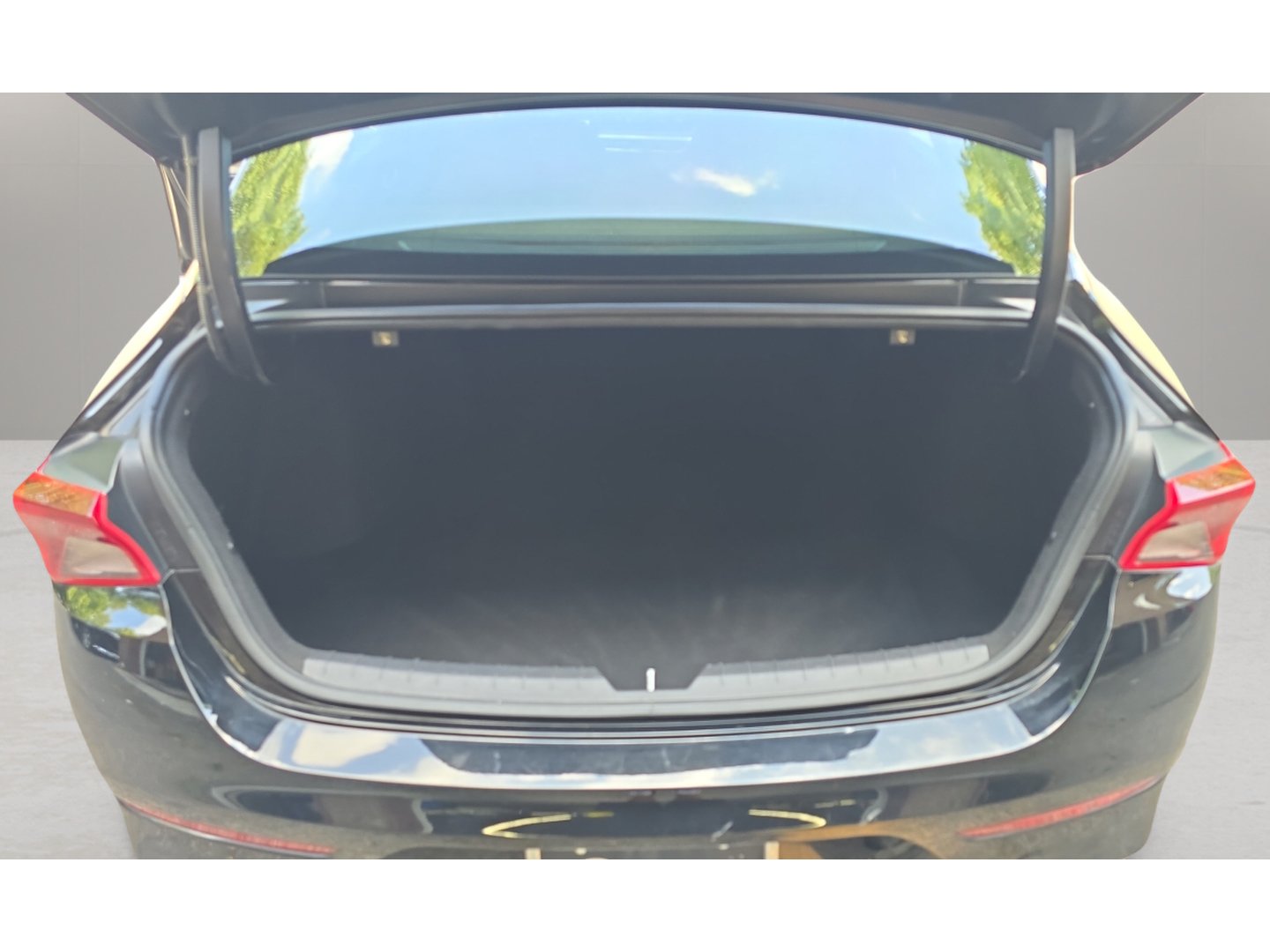 Used 2022 Black Kia LXS AWD image 23
