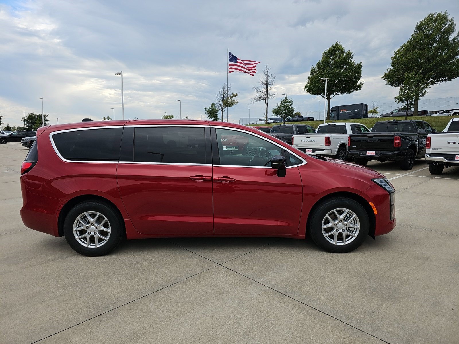 New 2027 Red Hot Pearlcoat Chrysler Select image 6