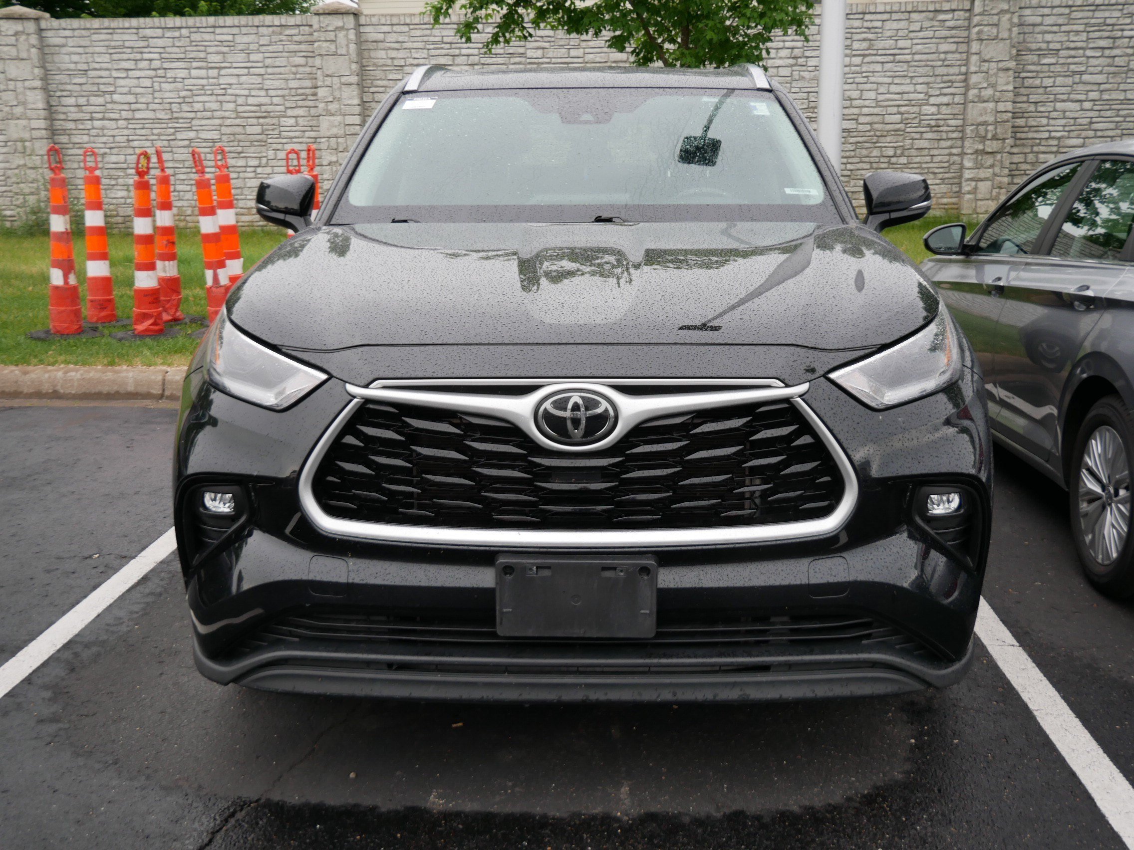 Used 2021 Toyota Highlander XLE with VIN 5TDHZRBH4MS546304 for sale in Brooklyn Center, Minnesota