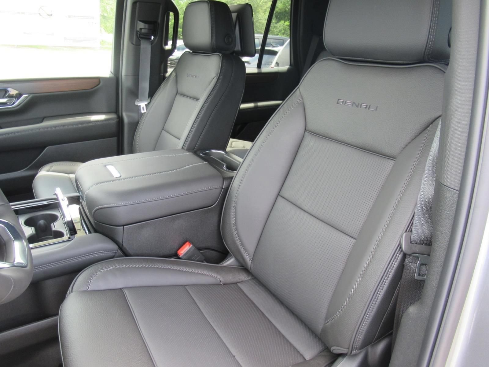 2026 GMC Yukon Denali - Photo 23