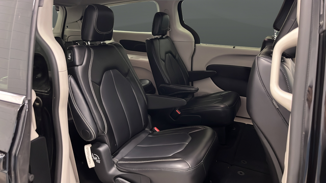 Used 2024 Brilliant Black Crystal Pearlcoat Chrysler Touring L image 24