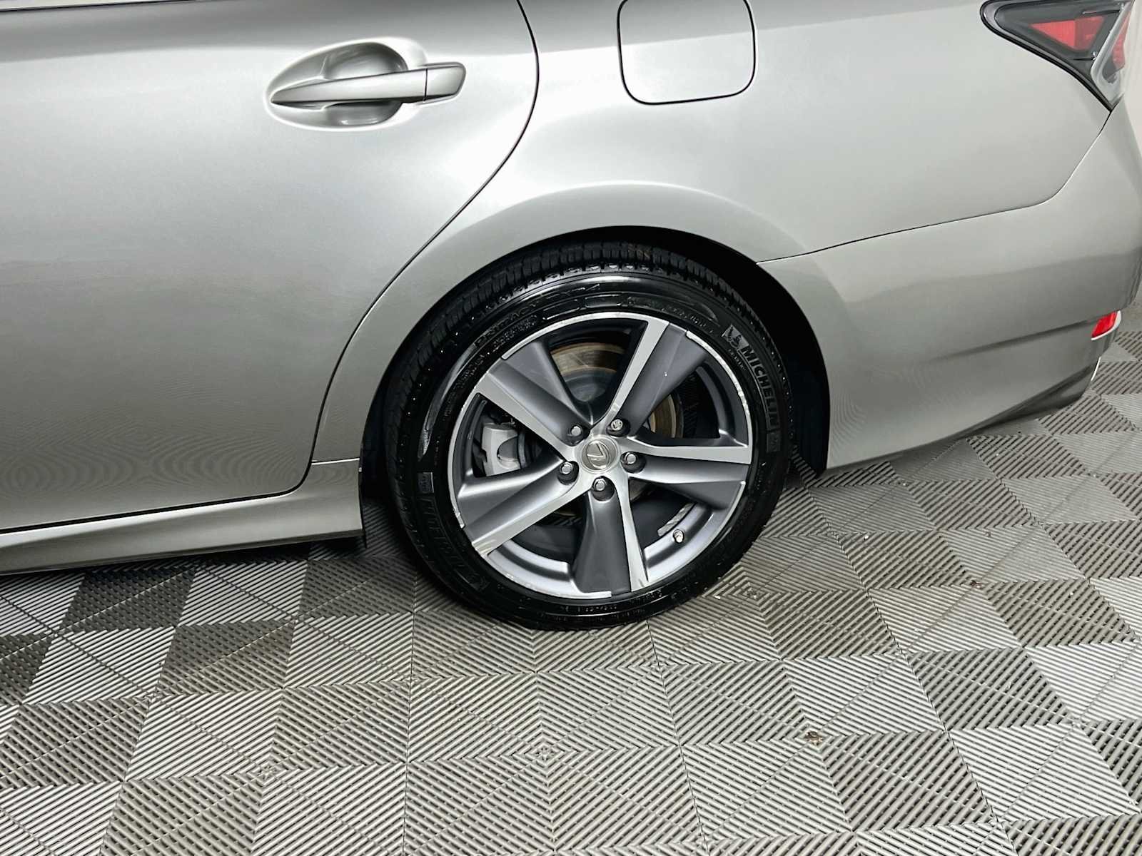 Used 2018 Atomic Silver Lexus  image 32