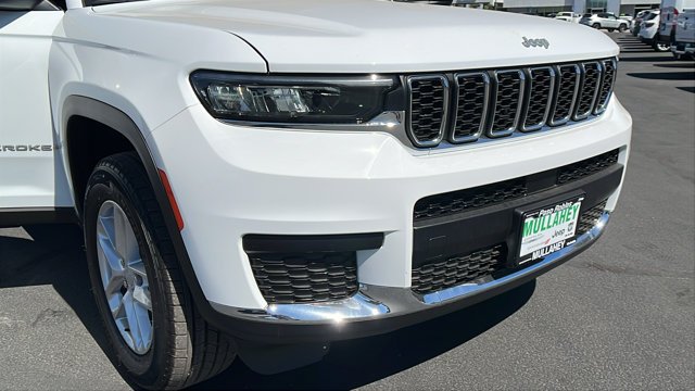 New 2026 Bright White Clear-Coat Exterior Paint Jeep Laredo image 10