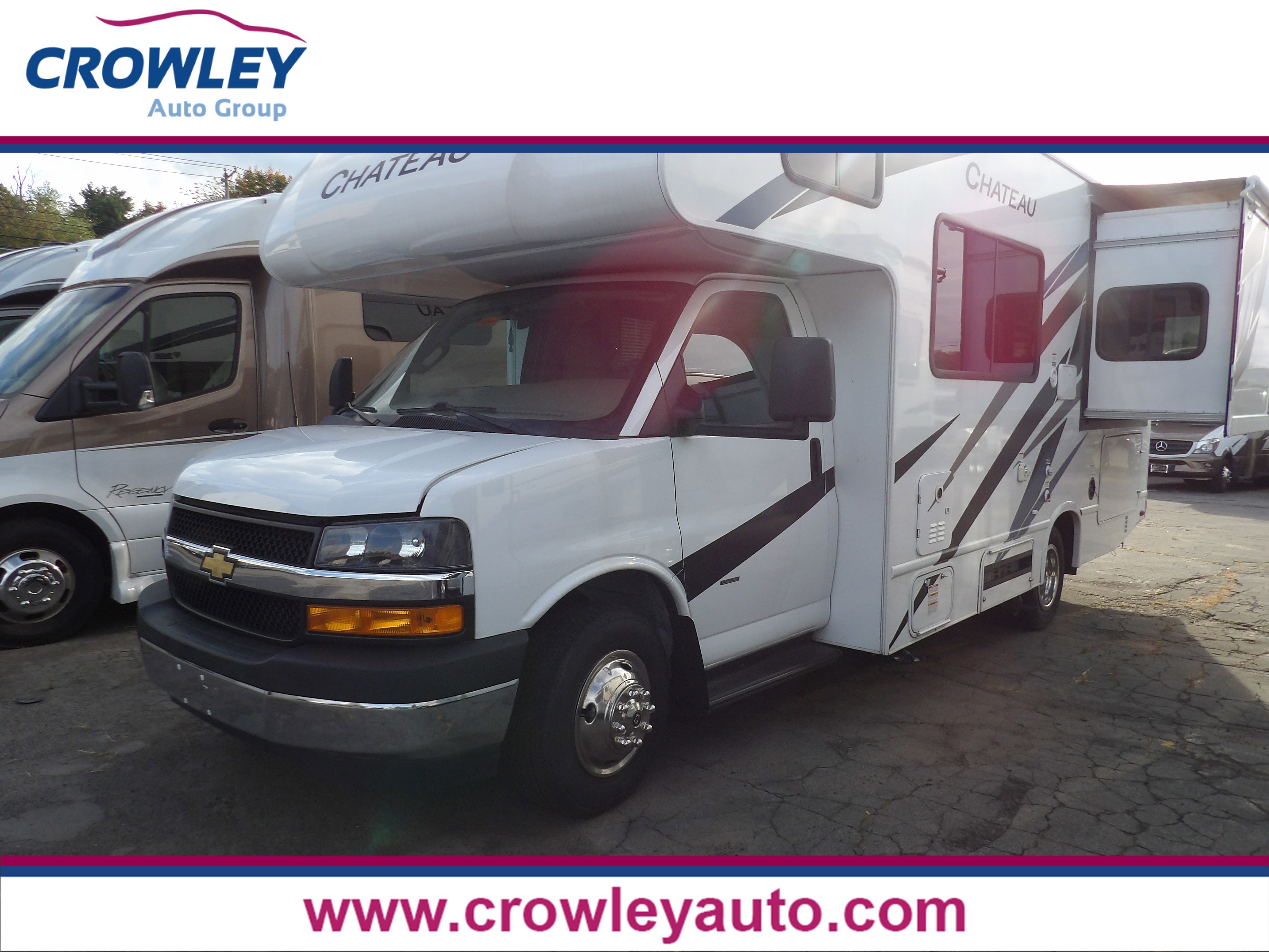 Used 2024 Summit White Thor M22B image 1