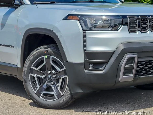 New 2026 Silver Zynith Clear-Coat Exterior Paint Jeep Laredo image 3