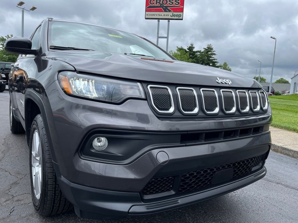 Used 2022 Crystal Metallic Jeep Latitude image 40