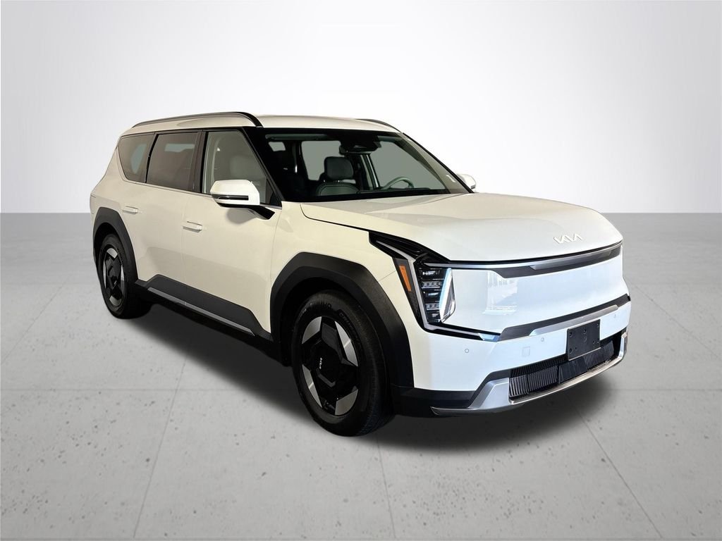 Used 2024 White Kia Wind image 4