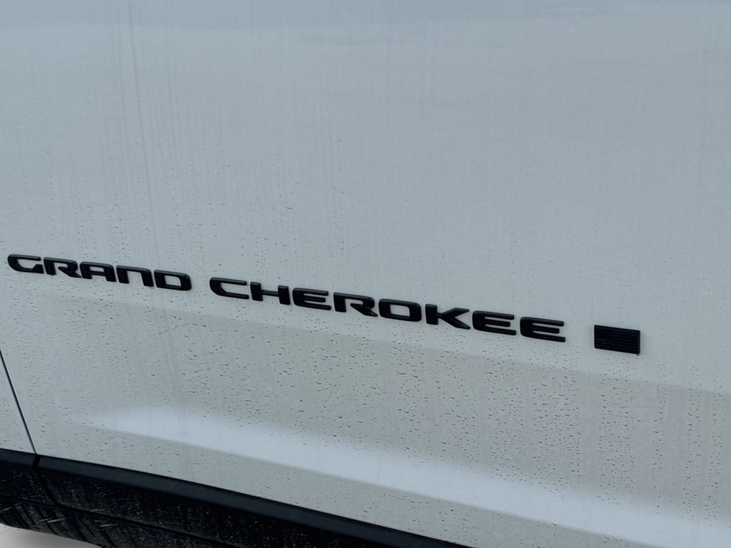 New 2025 Bright White Clear-Coat Exterior Paint Jeep Limited image 47
