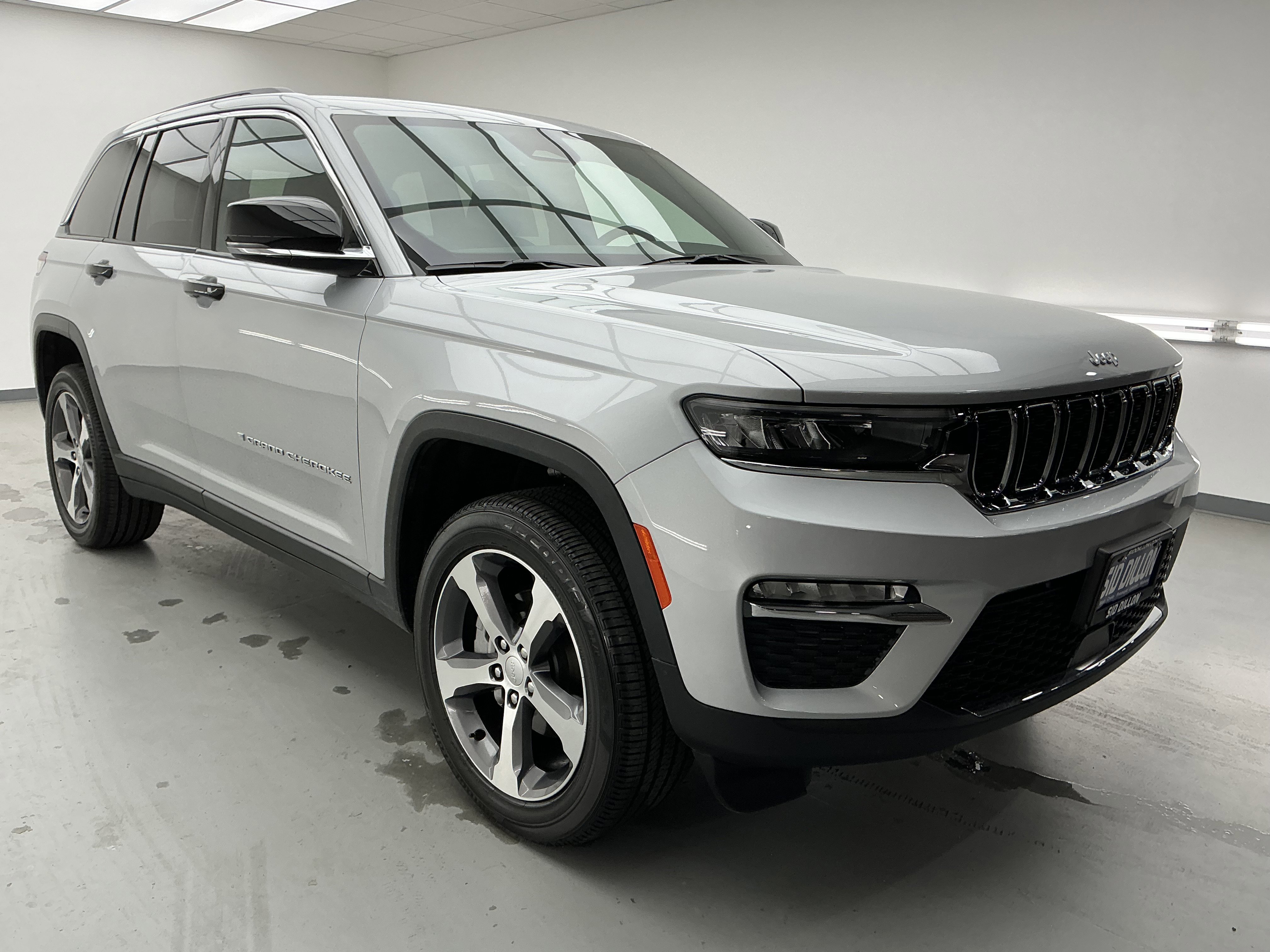 Used 2025 Silver Zynith Jeep Limited image 3