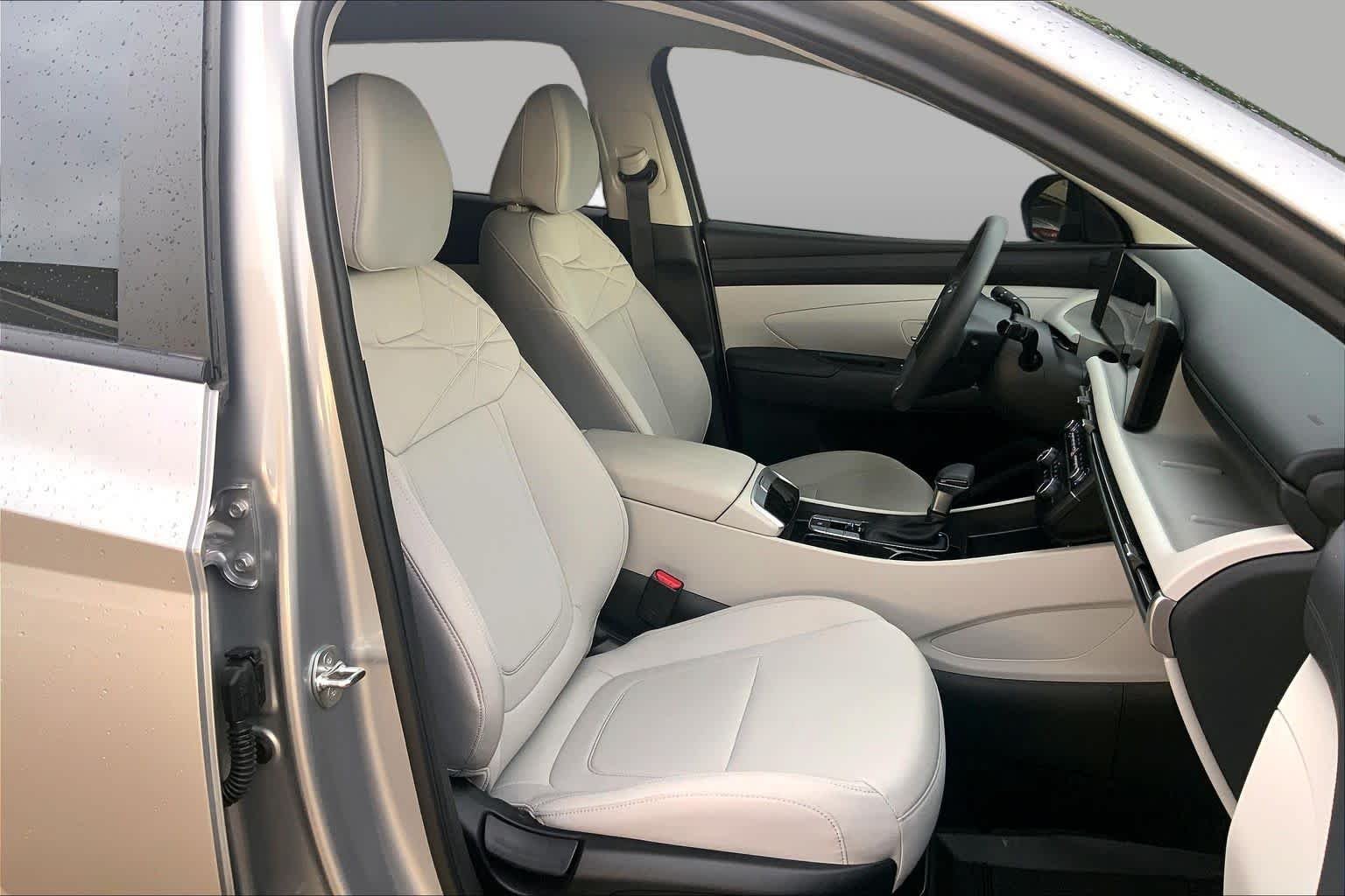 Used 2025 Shimmering Silver Hyundai SE image 9