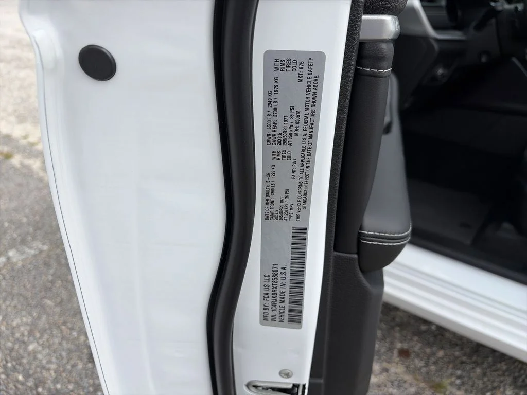 New 2026 Bright White Clear-Coat Exterior Paint Jeep Limited Reserve image 36