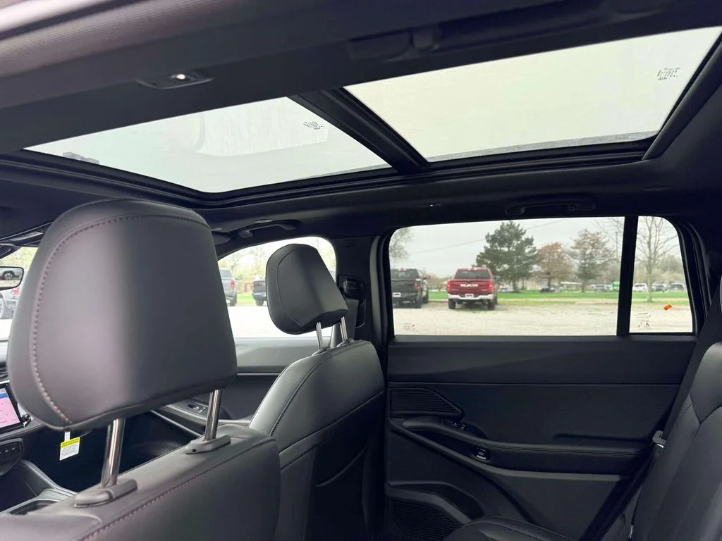 New 2026 Diamond Black Crystal Pearlcoat Jeep Limited image 12