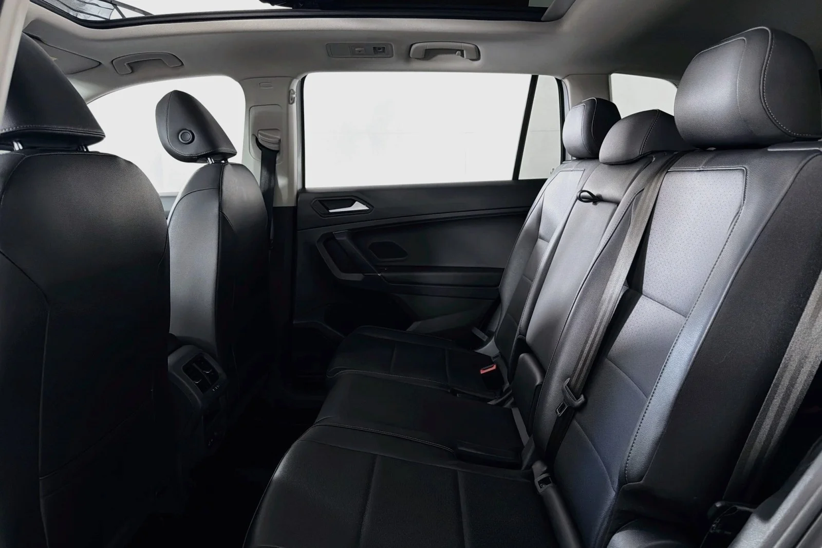 Used 2020 Pure White Volkswagen SEL image 8