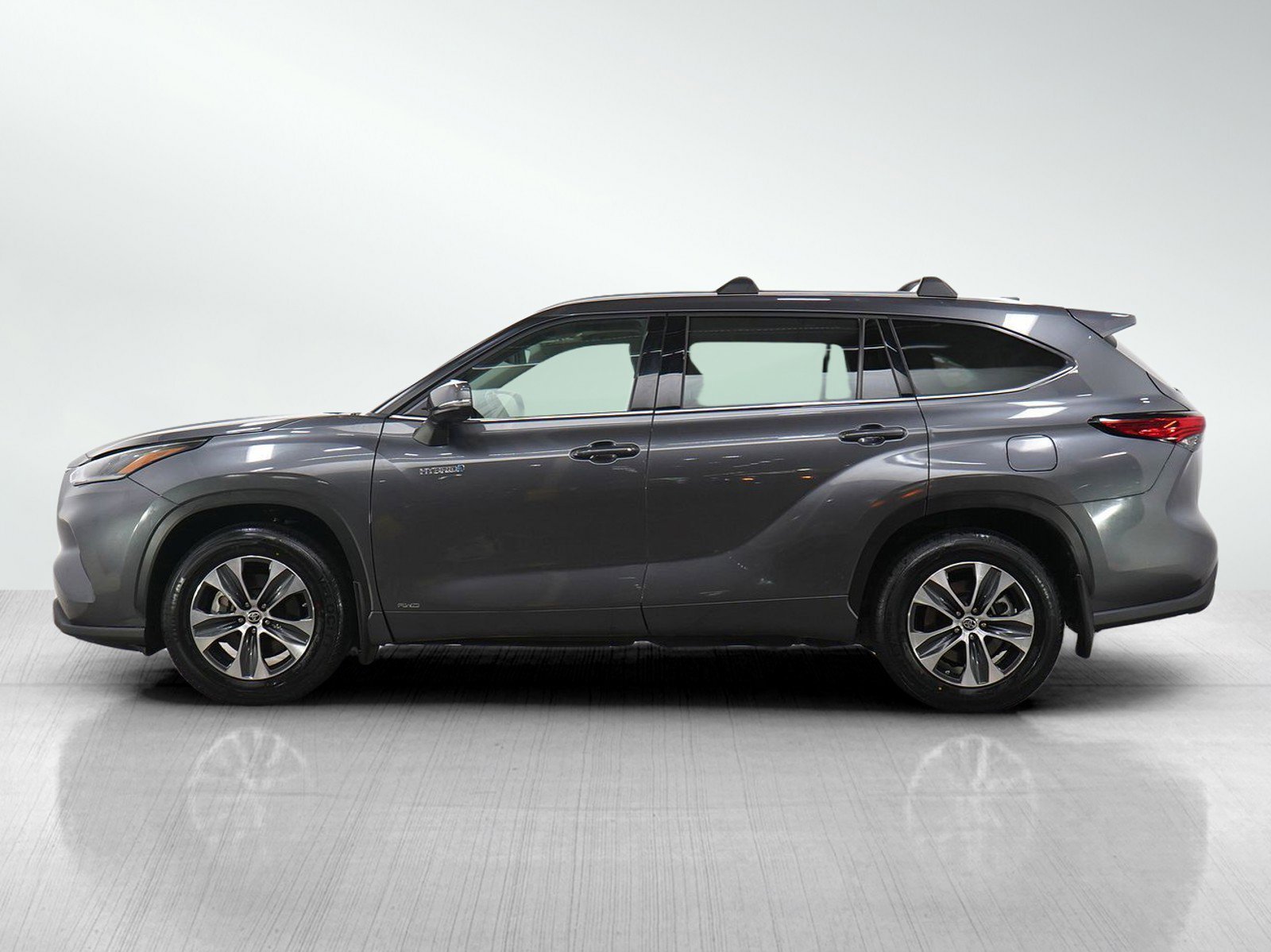 Used 2021 Toyota Highlander XLE with VIN 5TDHBRCH8MS536524 for sale in Minneapolis, Minnesota