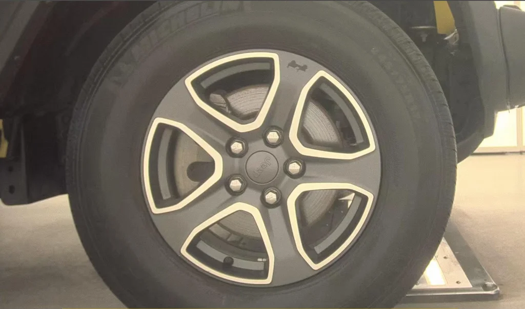 Used 2023 Yellow Jeep Sport S image 10