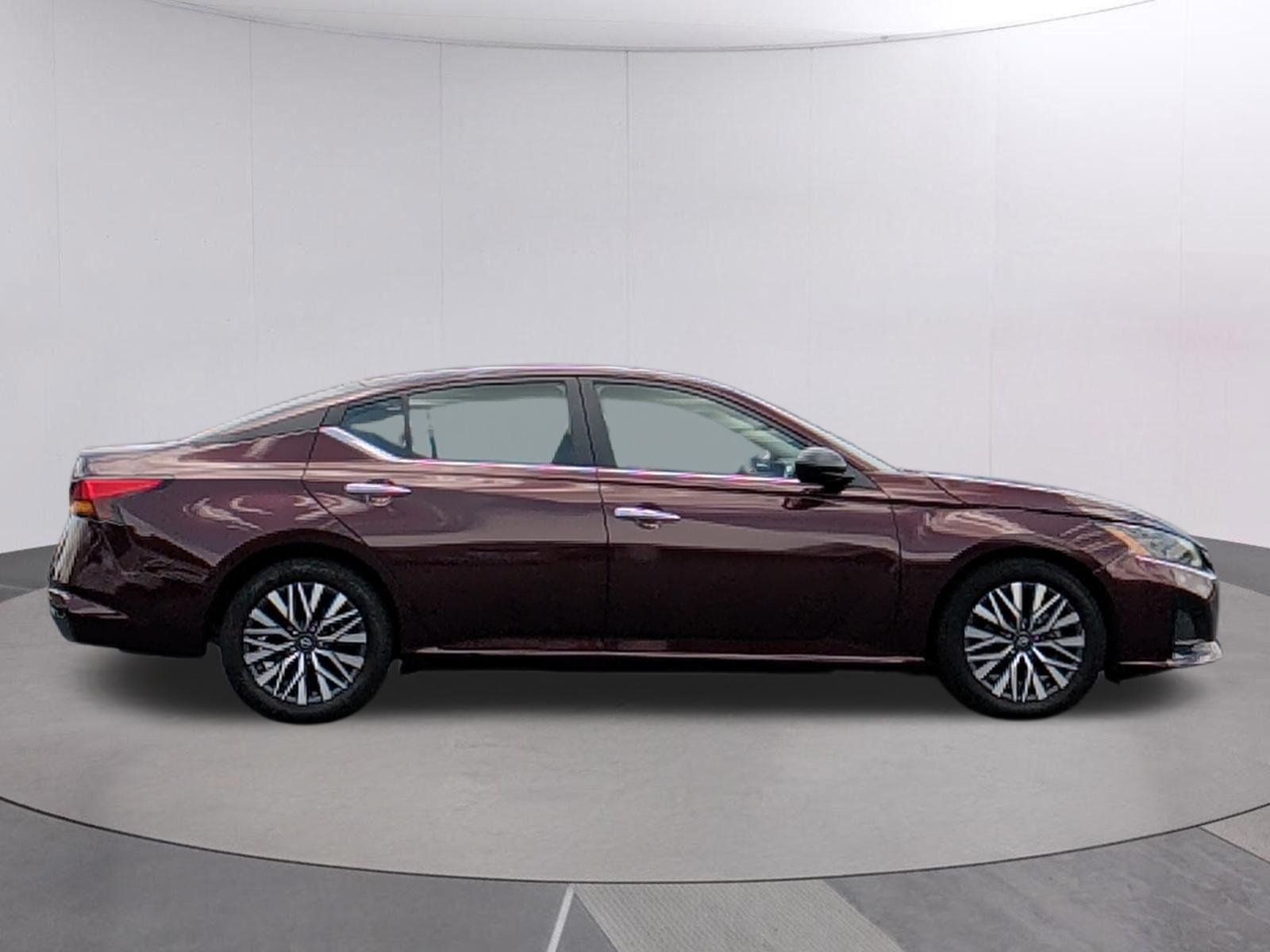 Used 2025 Garnet Pearl Metallic Nissan SV image 6
