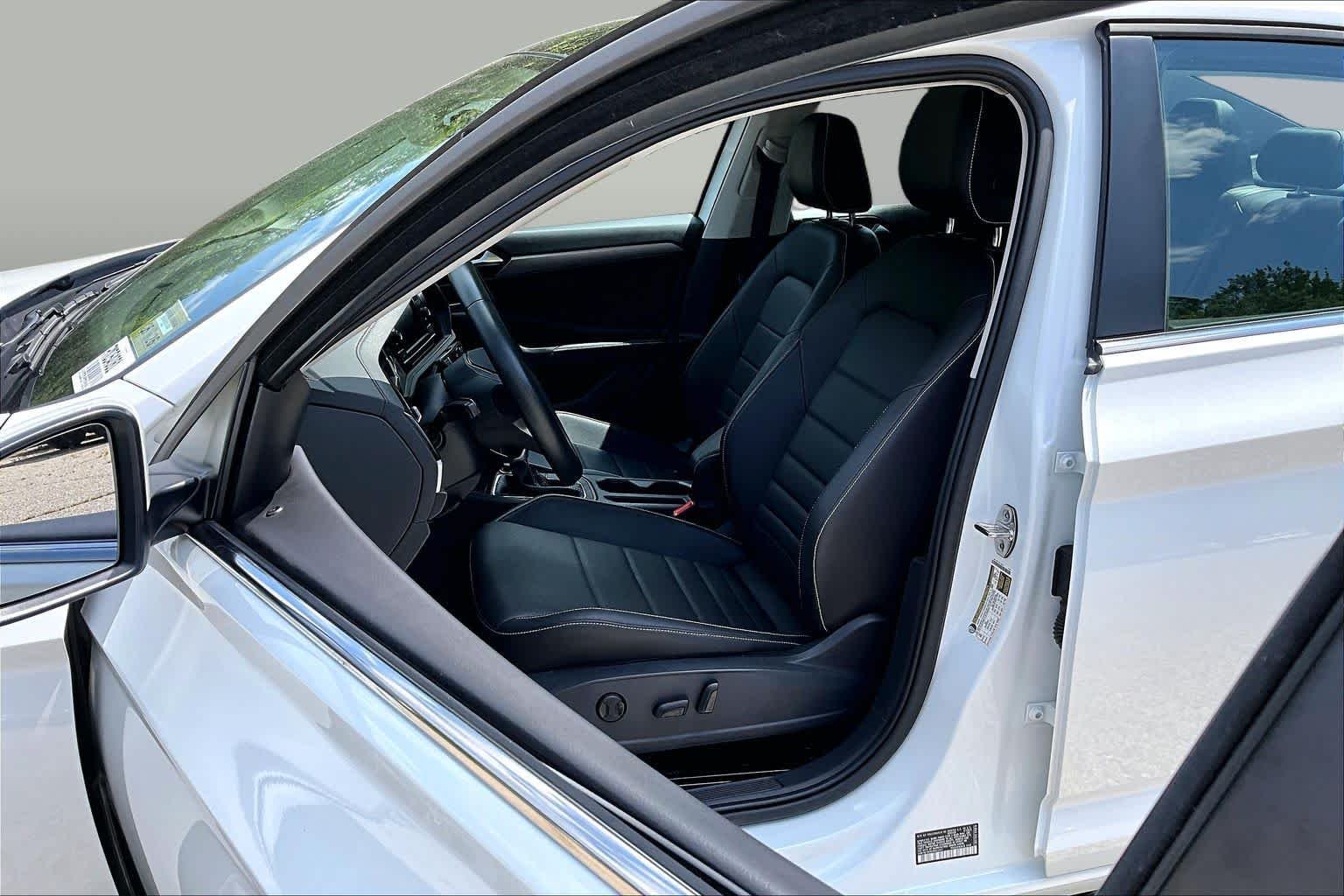 Certified Used 2023 Opal White Pearl Effect Volkswagen SE image 9