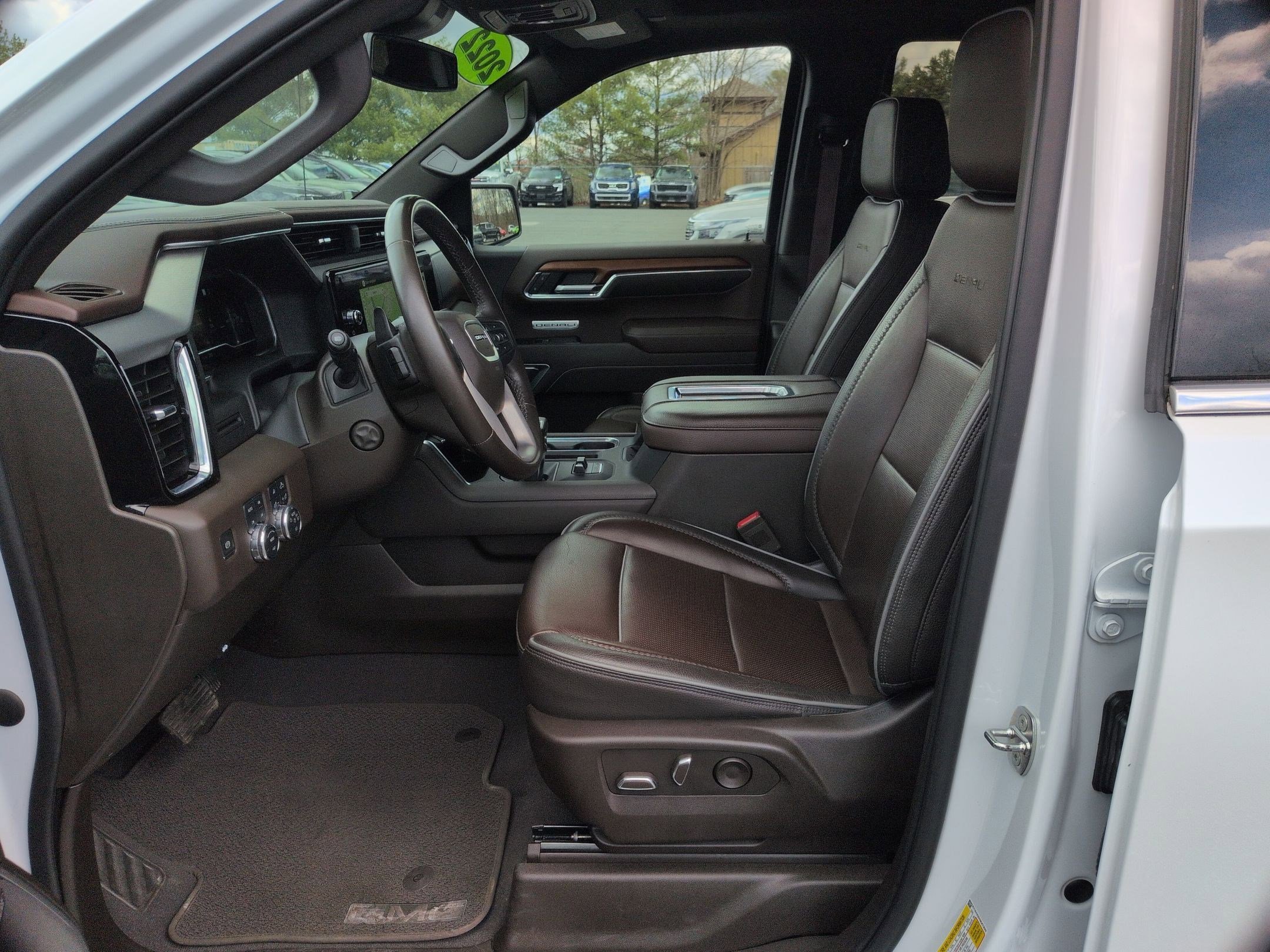 Used 2022 White Frost Tricoat GMC Denali image 12