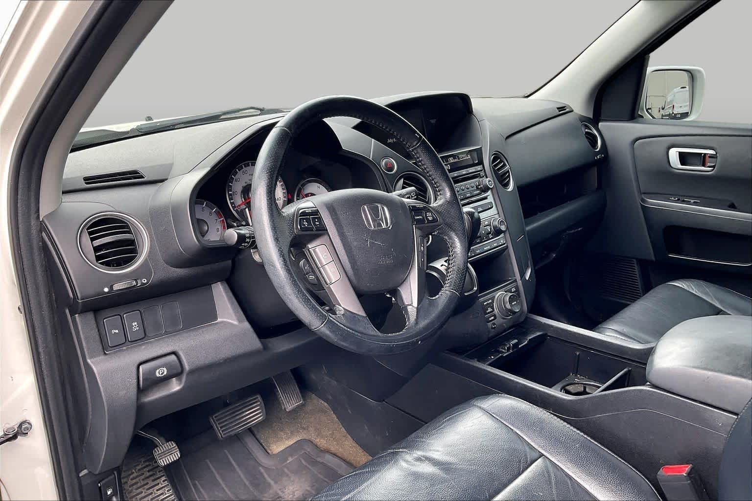 Used 2014 White Diamond Pearl Honda Touring image 17