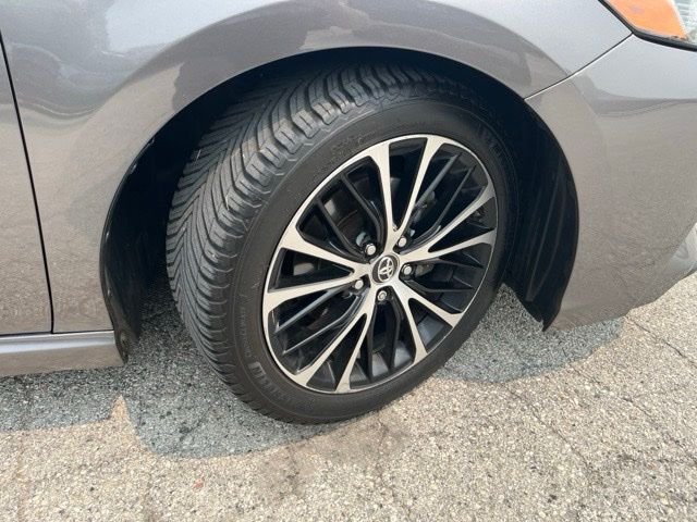 Used 2018 Gray Toyota SE image 16