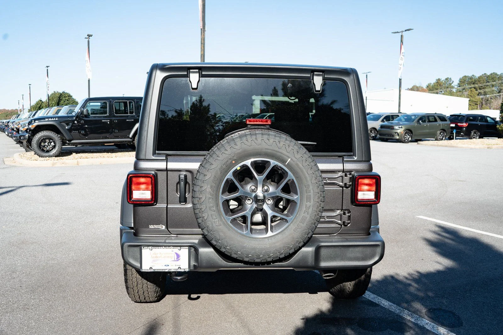 New 2026 Granite Crystal Metallic Clearcoat Jeep Sport S image 8