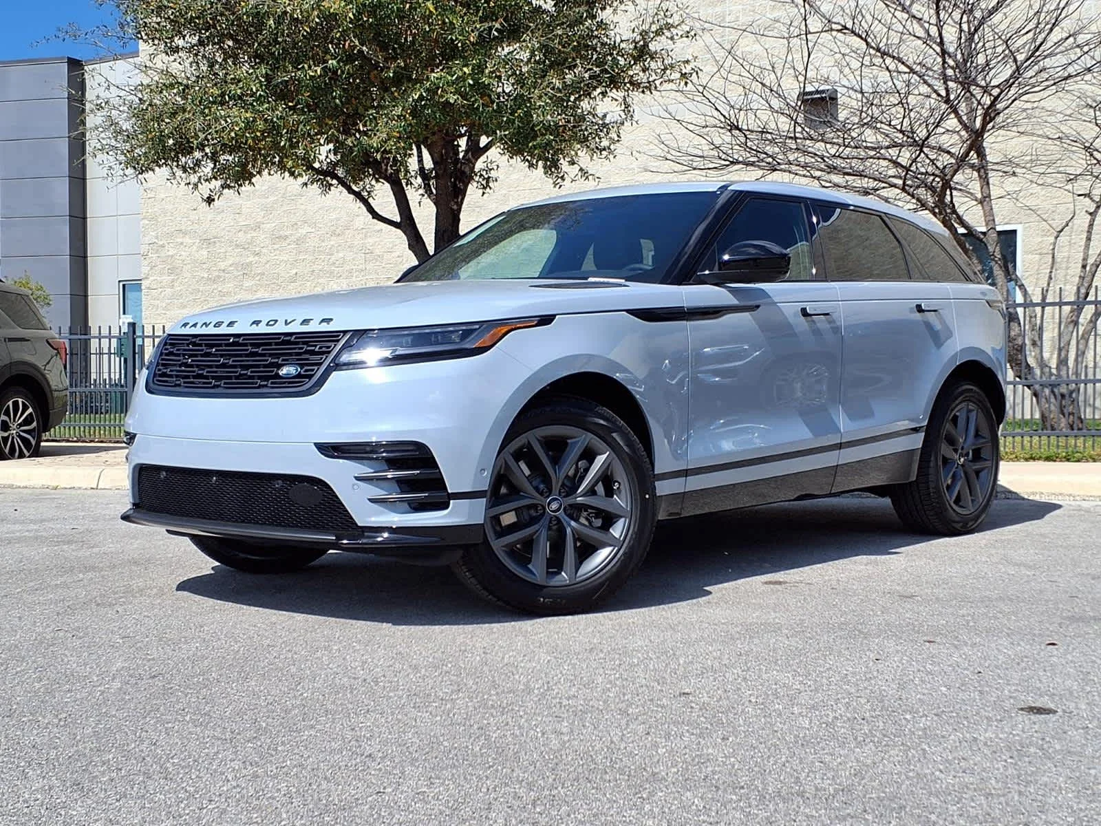 2026 Land Rover Range Rover Velar Dynamic SE