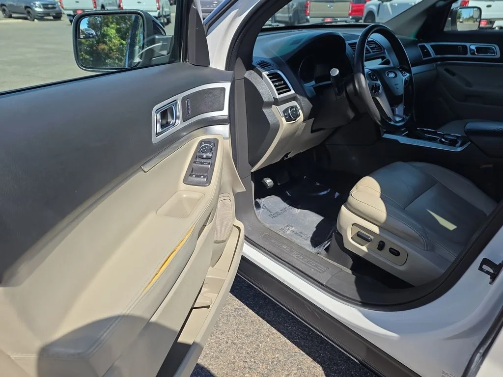 Used 2015 White Platinum Metallic Tri-Coat Ford XLT image 16