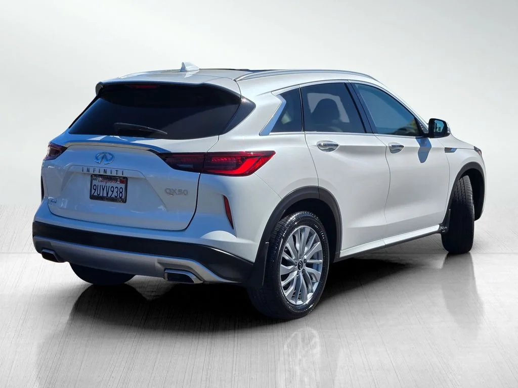 Used 2025 White INFINITI LUXE image 4