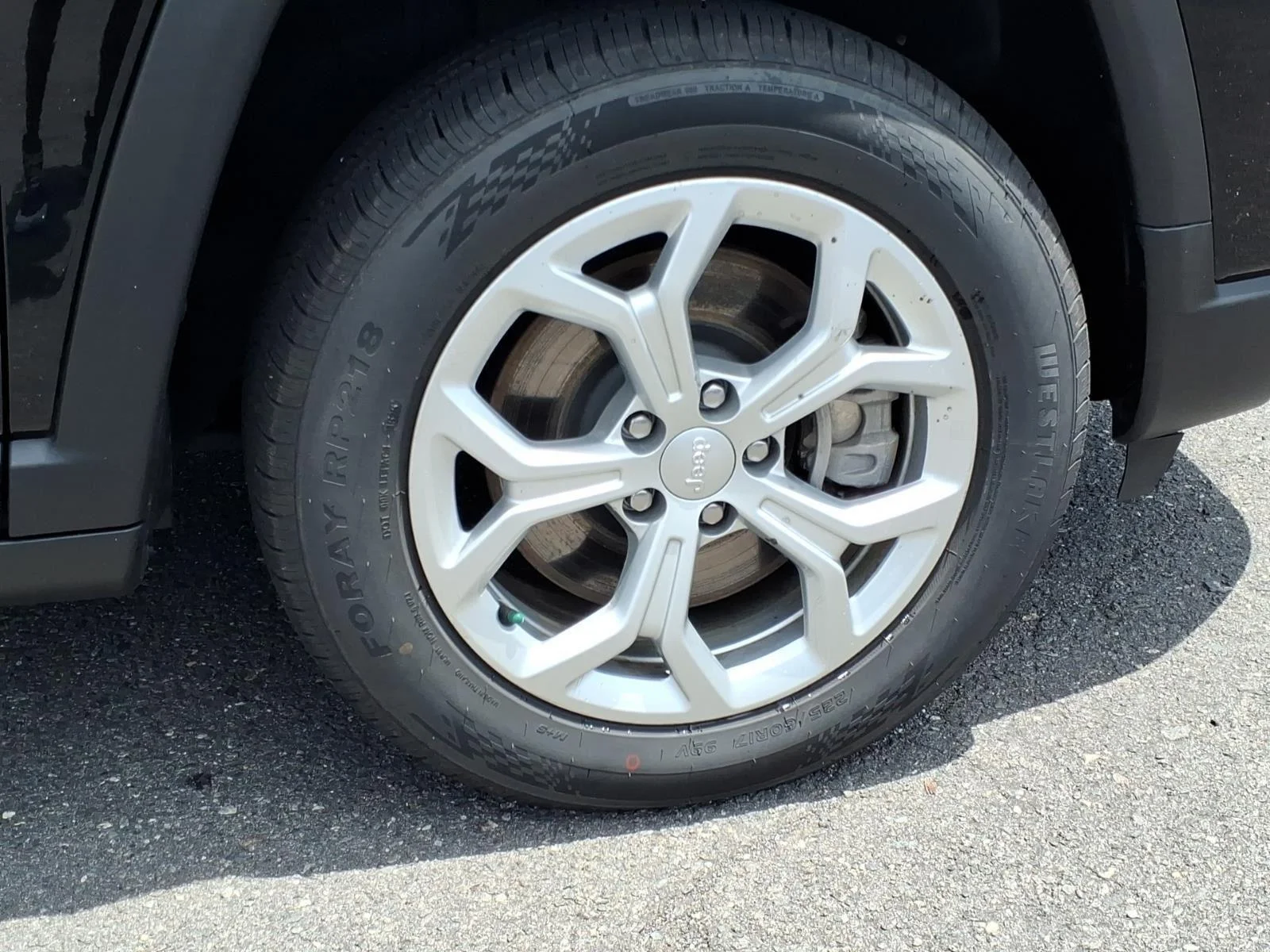 Used 2024 Diamond Black Crystal Pearlcoat Jeep Latitude image 11