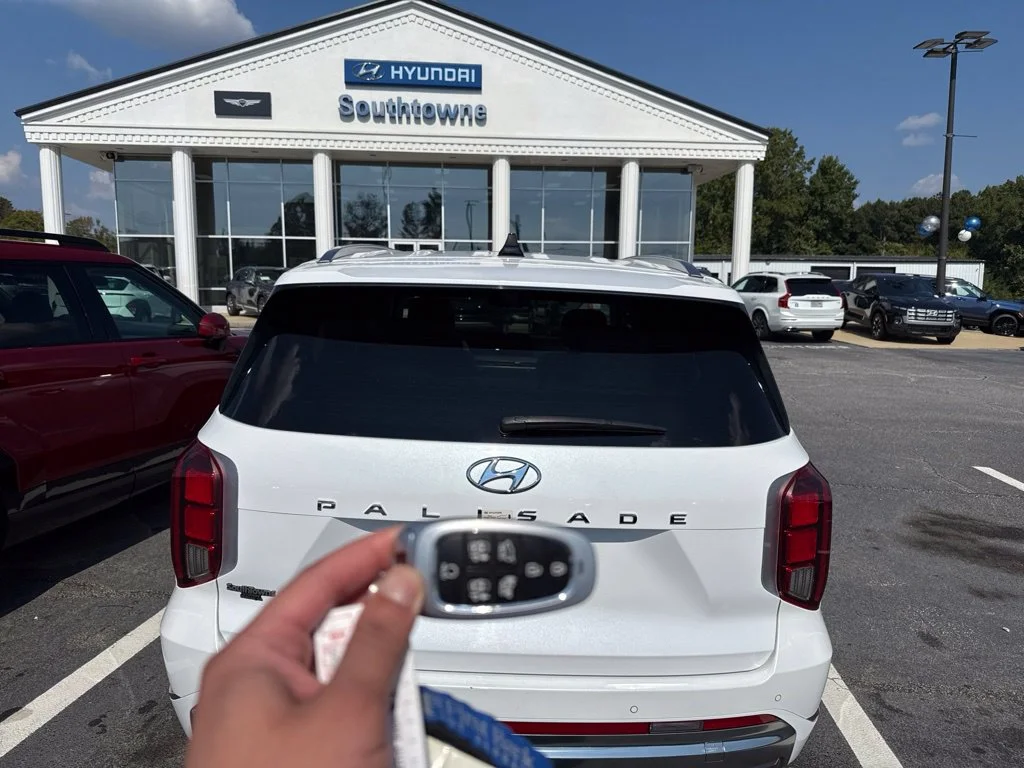Used 2025 White Hyundai Calligraphy image 5