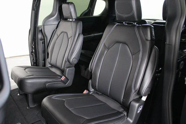 New 2026 Diamond Black Crystal Pearl-Coat Exterior Paint Chrysler Select image 17