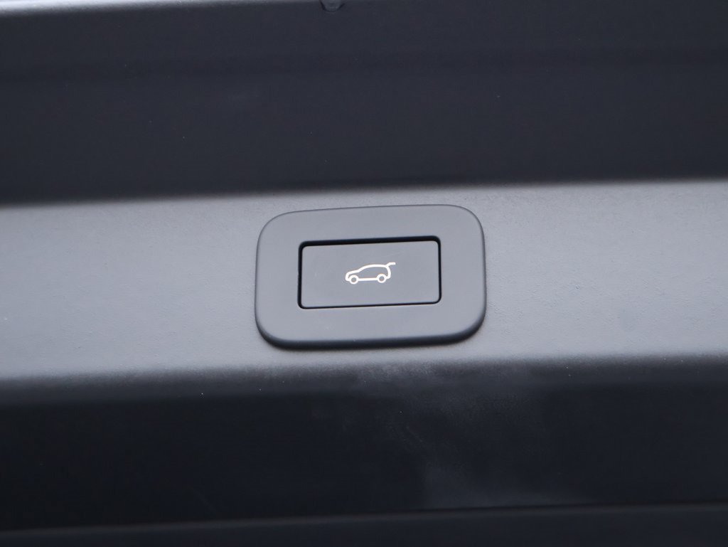 Certified Used 2025 Fuji White Land Rover Dynamic SE image 17
