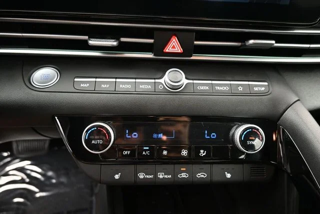 Used 2025 White Hyundai SEL Convenience image 32