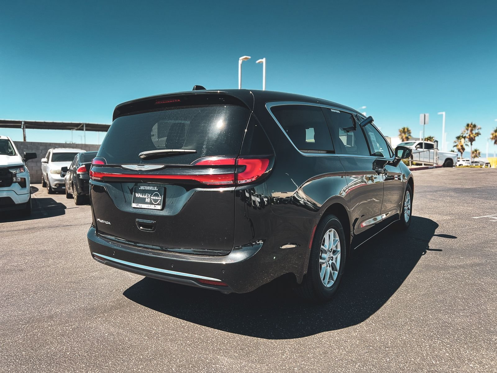 Used 2023 Black Chrysler Touring L image 7