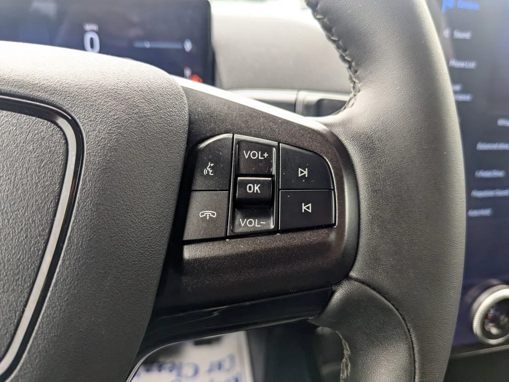 Used 2025  Ford Select image 22