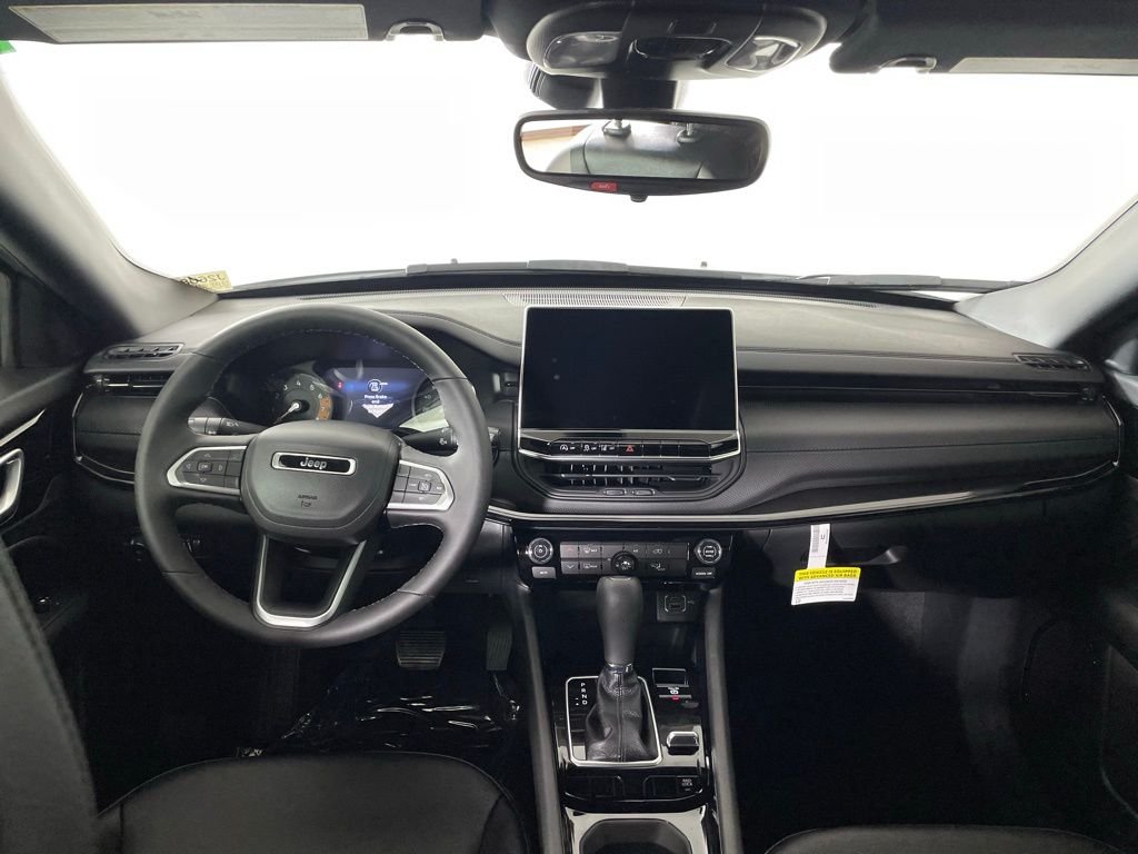 New 2026 Bright White Clearcoat Jeep Latitude image 32