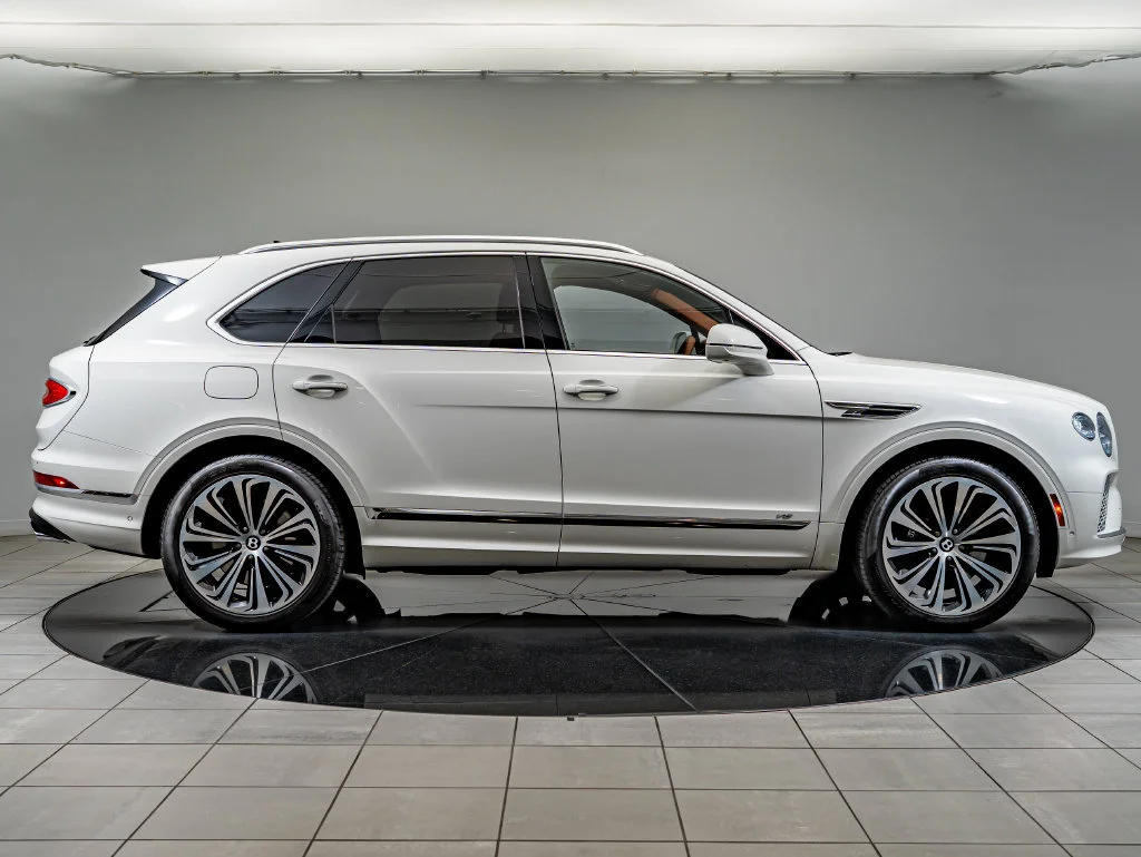 Used 2022 White Bentley V8 image 4