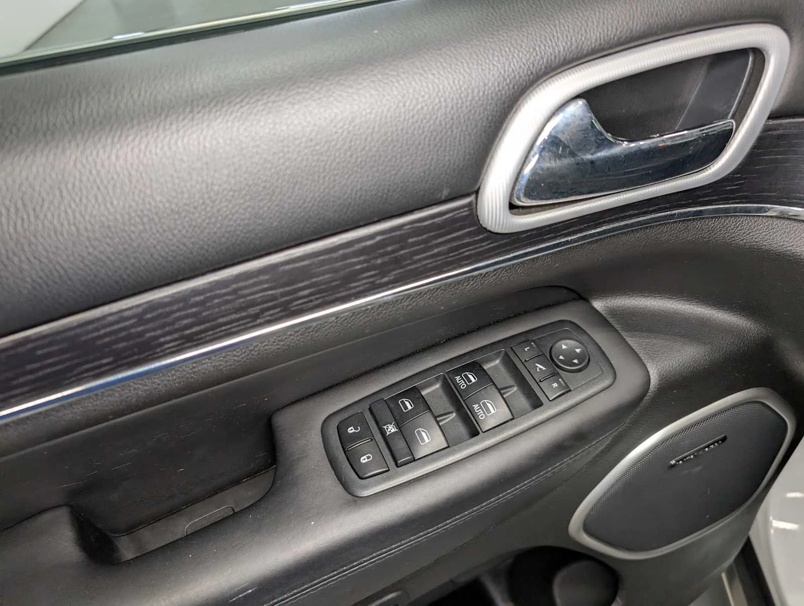 Used 2018 Ivory Tri-Coat Pearl Jeep Summit image 39
