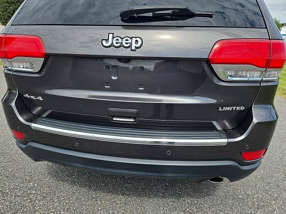 Used 2017 Granite Crystal Metallic Clearcoat Jeep Limited image 11