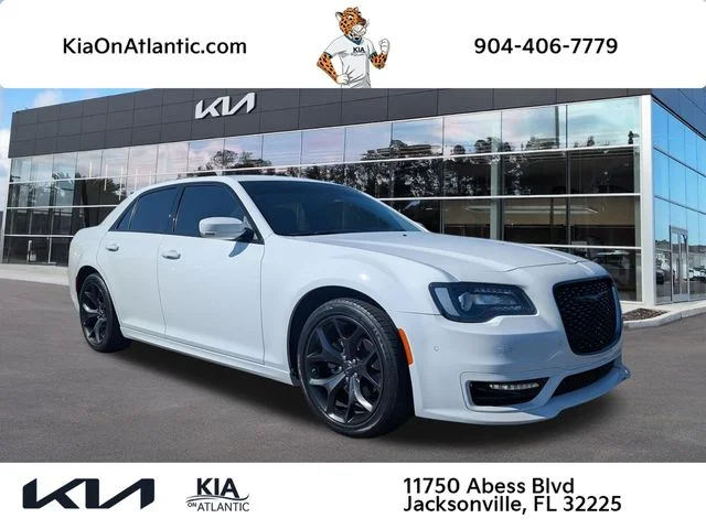 2023 Chrysler 300 Touring L RWD's photo