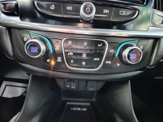 Used 2022 IRIDESCENT PEARL TRICOAT Chevrolet Premier image 19