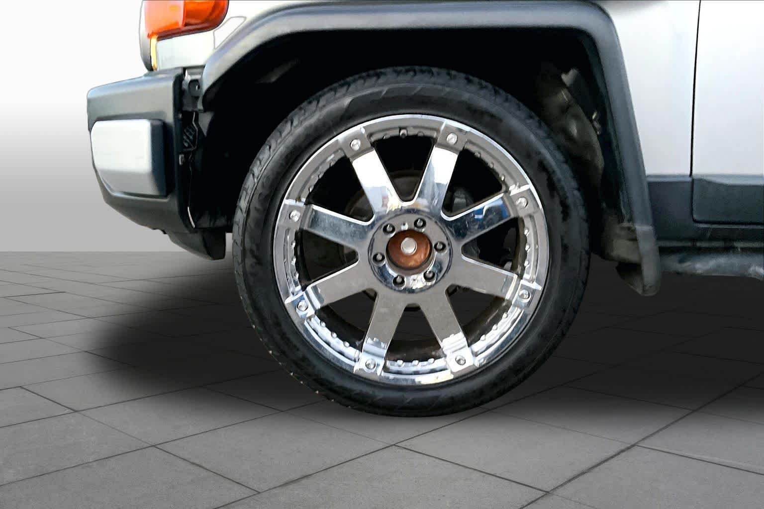 Used 2008 White/Titanium Metallic Toyota  image 10