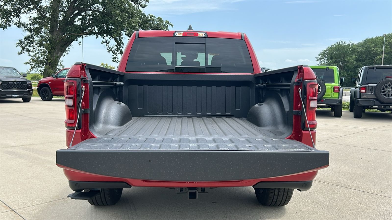New 2026 Molten Red Pearl-Coat Exterior Paint RAM Big Horn/Lone Star image 17