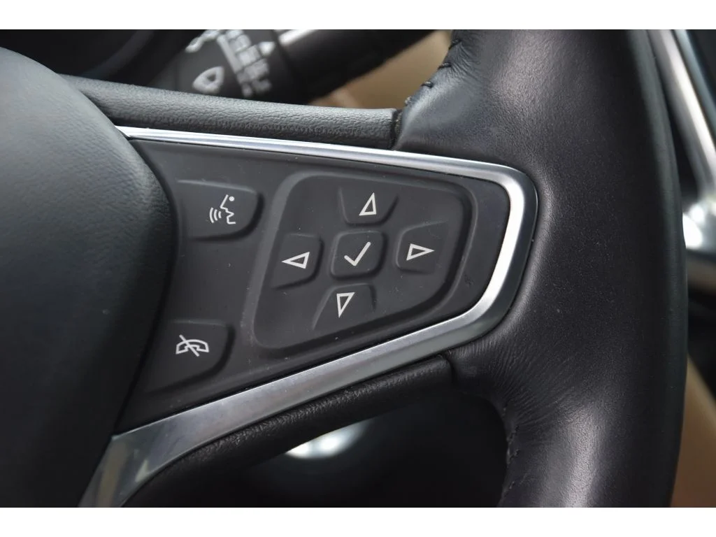 Used 2022 Iridescent Pearl Tricoat Chevrolet Premier image 35